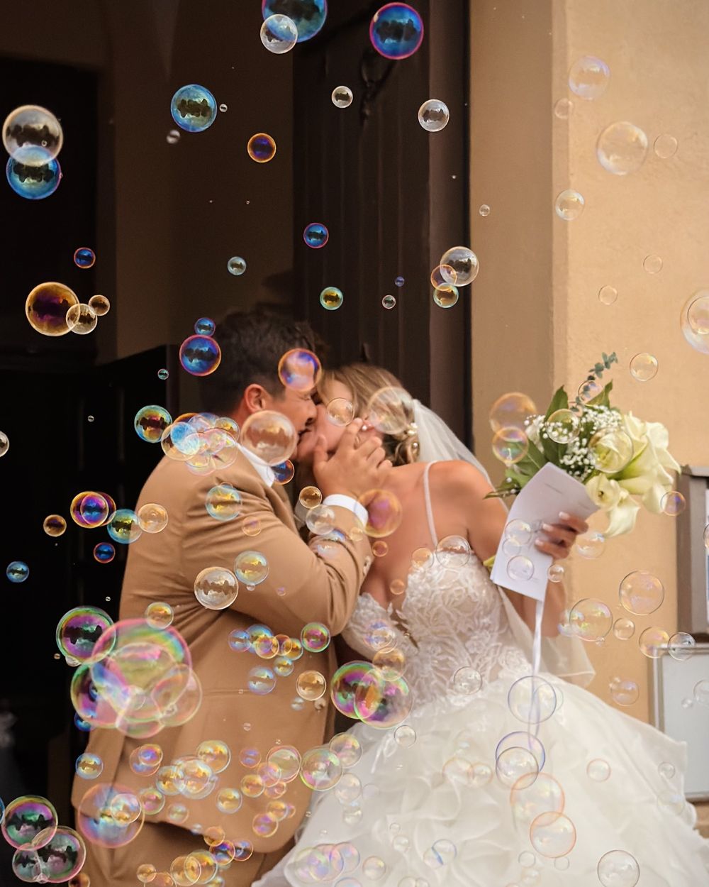 Sortie de cérémonie de mariage sous les bulles