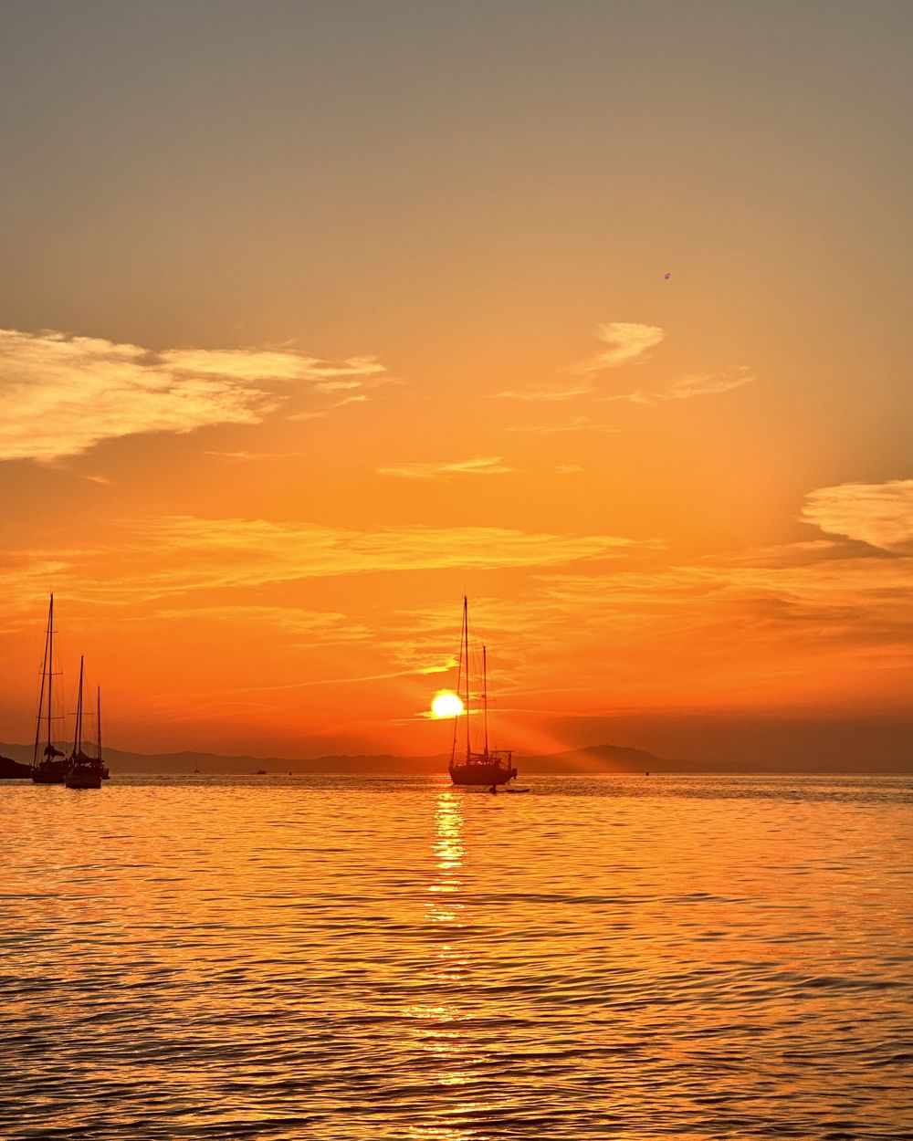Voiliers au coucher du soleil sur la Méditerranée