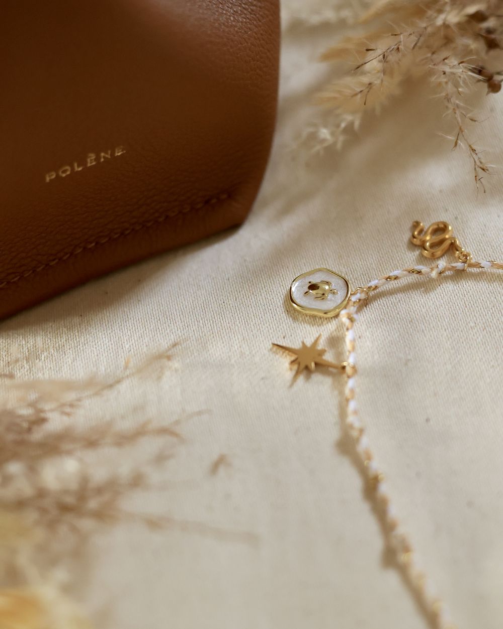 Mise en scène de bijoux et maroquinerie, photographie produit